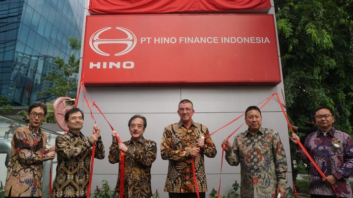 Indorent Resmi Gandeng Penske dan Mitsui Mr. Takeshi Mitsui - General Manager Mobility Division Mitsui & Co, Shinichi Kikuchihara, Presiden Direktur dan CEO PT Mitsui Indonesia, Jusak Kertowidjojo, Presiden Direktur PT Indomobil Sukses Internasional, Tbk dan PT Indomobil Multi Jasa, Tbk, Arthur Vallely, Presiden Direktur Penske Truck & IndoPenske, Harry Pramono, Direktur Utama Indorent & IndoPenske, Daisuke Hori, Senior Vice President Penske Truck Leasing, hadir dalam peresmian pendirikan perusahaan joint venture IndoPenske antara Indorent, Mitsui dan Penske di bisnis penyewaan kendaraan niaga di Indomobil Tower, Kamis (27/10/2022).