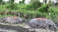 Total ada 17 kuburan yang dibangun warga sekitar sebagai bentuk protes kepada pemerintah yang tidak kunjung memperbaiki jalan tersebut.  (Foto: Istimewa)