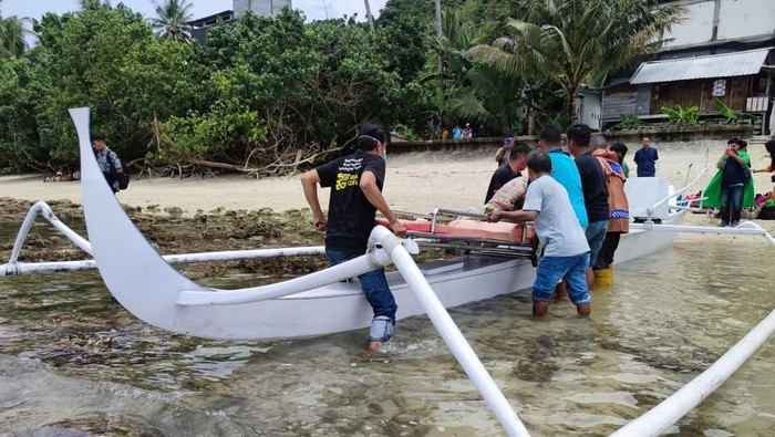 Jenazah dan satu orang sakit dibawa menggunakan perahu katinting karena terjebak longsor di Majene.