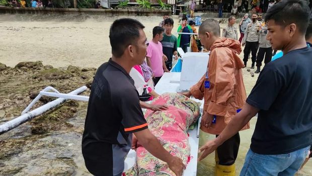 Jenazah dan satu orang sakit dibawa menggunakan perahu katinting karena terjebak longsor di Majene.