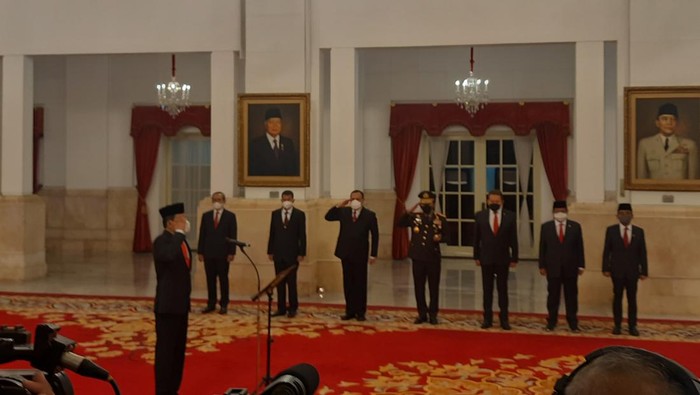 Johanis Tanak ucapkan sumpah jabatan sebagai Wakil Ketua KPK di depan Presiden Jokowi. (Kanavino/detikcom)