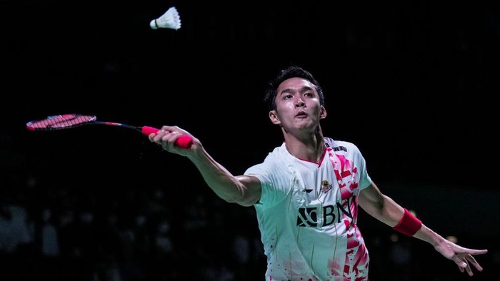 OSAKA, JAPAN - SEPTEMBER 01: Jonatan Christie of Indonesia competes in the Mens Singles Second Round match against Kenta Nishimoto of Japan during day three of Daihatsu Yonex Japan Open at Maruzen Intec Arena Osaka on September 01, 2022 in Osaka, Japan. (Photo by Shi Tang/Getty Images)