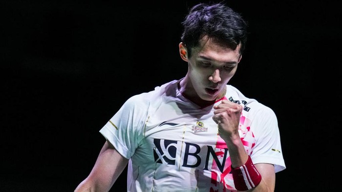OSAKA, JAPAN - SEPTEMBER 01: Jonatan Christie of Indonesia reacts in the Mens Singles Second Round match against Kenta Nishimoto of Japan during day three of Daihatsu Yonex Japan Open at Maruzen Intec Arena Osaka on September 01, 2022 in Osaka, Japan. (Photo by Shi Tang/Getty Images)