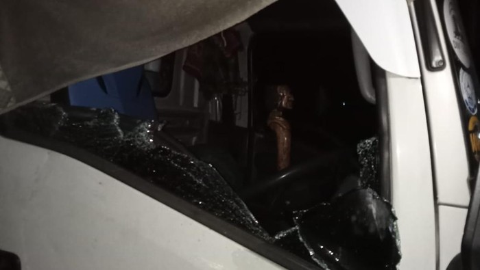 Kaca mobil truk yang dirampok di Jalinsum wilayah Palembang dipecahkan oleh para perampok
