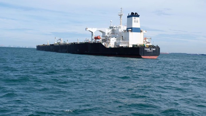 Kapal tanker MT Young Yong berbendara Djibouti kandas di perairan Pulau Tekong Kecil