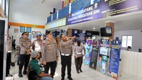 Iqbal mengecek sejumlah area yang jadi bagian pelaksanaan pembuatan Surat Izin Mengemudi (SIM). Dia sempat berinteraksi kepada beberapa pemohon SIM.