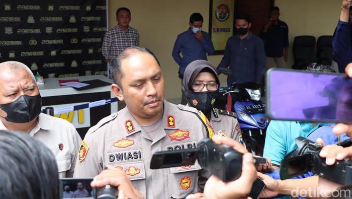 Kapolres Ngawi saat menjelaskan tentang peredaran uang palsu