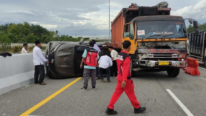 Kecelakaan di exit Tol Pekanbaru-Dumai