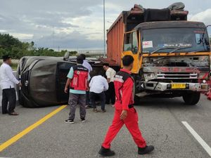 Truk Seruduk 3 Minibus di Exit Tol Pekanbaru-Dumai, 1 Orang Luka