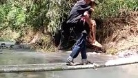 Kemarin kami kembali membangun jembatan darurat, karena warga lansia dan siswa sangat memerlukan jembatan sehingga kita buat seadanya dulu. yang penting dapat dilewati untuk warga berobat ke fasilitas kesehatan (faskes) terdekat, ungkap Kelian Banjar Sekarkejula Kelod I Nyoman Supardi, Jumat (28/10/2022). (Foto: Istimewa)