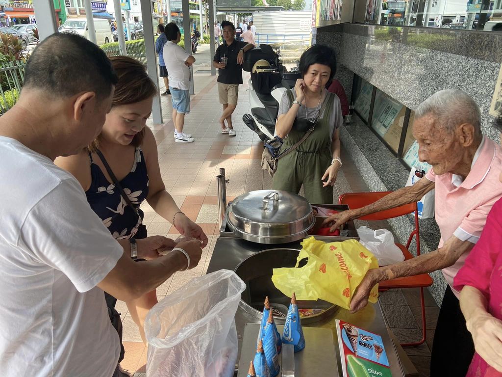 Keren! Netizen Singapura Kompak Bantu Kakek 90 Tahun Jualan Es Krim