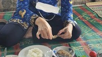 Wah tampaknya, Anne suka makan makanan rumahan ya? Anne Ratna Mustika pun sedang asik menyuwir ikan goreng. Foto: Instagram @anneratna82