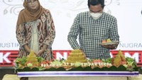 Kali ini Anne Ratna Mustika sedang mendampingi pelantikan Sekretaris Daerah Kabupaten Purwakarta, Norman Nugraha. Ada beberapa tumpeng yang disediakan sebagai bentuk syukuran itu. Foto: Instagram @anneratna82