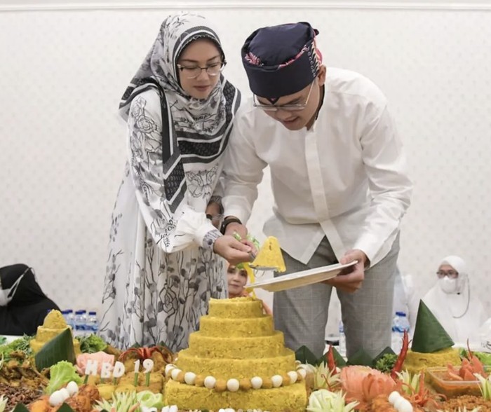 Keseruan Anne Ratna Mustika Saat Jajan ke Pasar hingga Potong Tumpeng