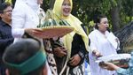 Keseruan Anne Ratna Mustika Saat Jajan ke Pasar hingga Potong Tumpeng