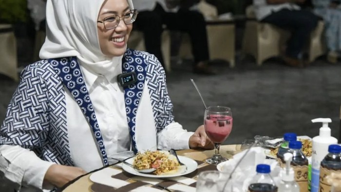 Keseruan Anne Ratna Mustika Saat Jajan ke Pasar hingga Potong Tumpeng