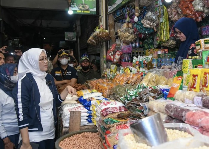 Keseruan Anne Ratna Mustika Saat Jajan ke Pasar hingga Potong Tumpeng
