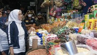 Selaku Bupati Purwakarta, tentunya Anne beberapa kali mengunjungi kios-kios sambil mengobrol dengan penjual di pasar. Kira-kira Anne ngobrol apa ya sama penjual itu? Foto: Instagram @anneratna82