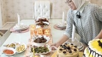 Wanita kelahiran 1982 itu sepertinya juga hobi masak. Ada banyak makanan yang disediakan di meja makannya nih. Mulai dari rendang hingga kue. Foto: Instagram @anneratna82
