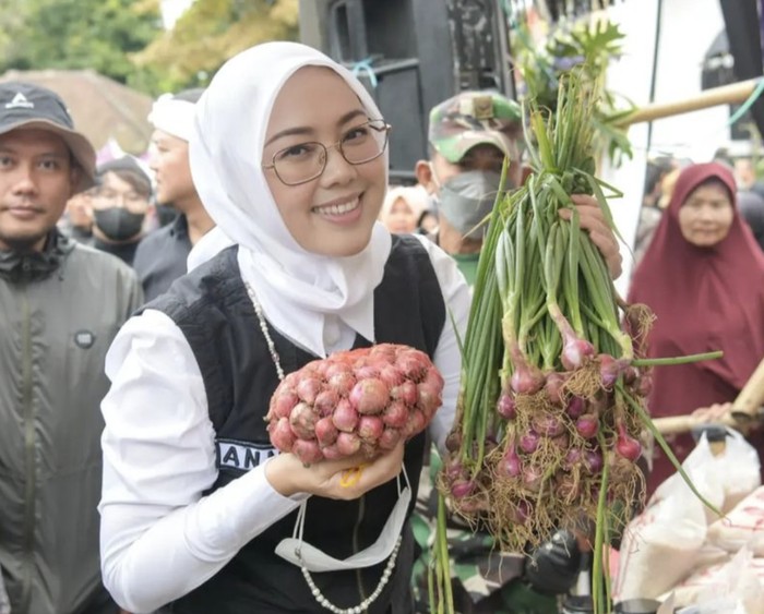 Keseruan Anne Ratna Mustika Saat Jajan ke Pasar hingga Potong Tumpeng