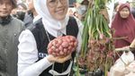 Keseruan Anne Ratna Mustika Saat Jajan ke Pasar hingga Potong Tumpeng
