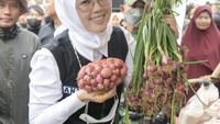 Belum lama ini Anne Ratna Mustika Sari menggugat cerai suaminya, Dedi Mulyadi. Sebelum adanya kejadian ini, Bupati Purwakarta itu terlihat sering jalan-jalan ke pasar, salah satunya ketika Anne membawa banyak bawang merah ini.  Foto: Instagram @anneratna82