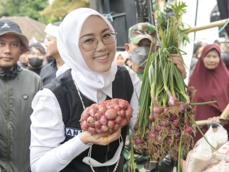 Keseruan Anne Ratna Mustika Saat Jajan ke Pasar hingga Potong Tumpeng