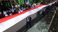 Kirab Merah Putih ini dengan membentangkan bendera merah putih sepanjang 1000 meter.