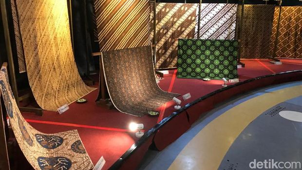 Koleksi batik Larangan Keraton Jogja yang dipamerka di Taman Pintar Jogja, Jumat (28/10/2022).
