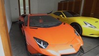 Rizky Billar memiliki sebuah Lamborghini Aventador yang harganya ditaksir hingga Rp 6,5 miliar. Foto: YouTube Andre Taulany