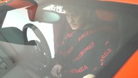 Rizky Billar mencoba menyalakan mesin Lamborghini Aventador berwarna oranye itu. Foto: YouTube Andre Taulany