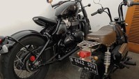 Selain kendaraan roda empat, Rizky Billar juga memiliki beberapa motor klasik yang tergolong sebagai barang koleksi. Foto: YouTube Andre Taulany