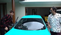 Rizky Billar pernah memamerkan koleksi mobil mewahnya ke Andre Taulany. Foto: YouTube Andre Taulany