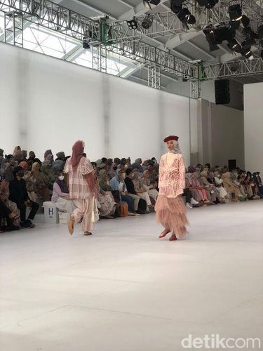 Koleksi Nada Puspita tampil perdana di Jakarta Fashion Show 2023.