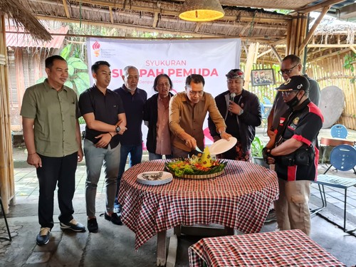 Komunitas Alumni Perguruan Tinggi (KAPT) Bali memperingati Hari Sumpah Pemuda dengan potong tumpeng di Denpasar, Jumat (28/10/2022).