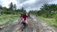 Kondisi jalan berlumpur yang membuat kendaraan sulit melintas. (Foto: Istimewa)