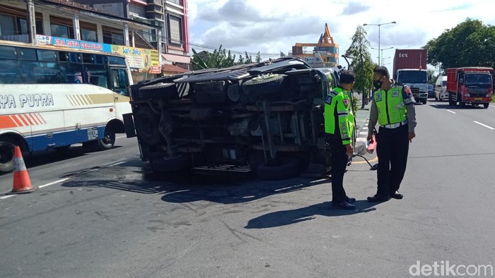 Kondisi truk terguling di jalan Jogja-Solo, Klepu, Ceper, Klaten, Jumat (28/10/2022).