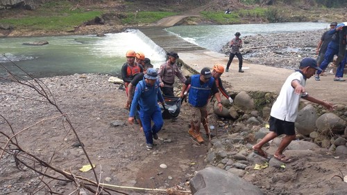 Proses evakuasi jenazah korban hanyut, I Ketut Suada, warga Banjar Belumbang Kaja, Desa Belumbang, Kecamatan Kerambitan pada Jumat (28/10/2022) sore.