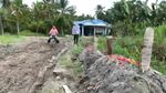 Penampakan Jalan Rusak yang Dibangun Kuburan oleh Warga di Batu Bara