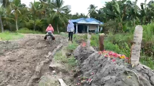 Warga bangun 'kuburan' di jalan rusak