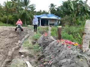 Warga Batu Bara Bikin Kuburan Protes Jalan Rusak
