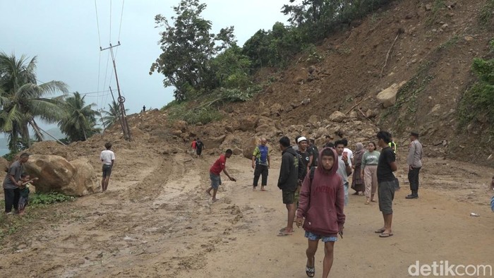 Foto Longsor Di Majene Yang Tutupi Jalan Trans Sulawesi Hingga Bibir Pantai 9149