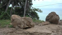 Longsor di Majene tidak hanya menutupi Jalan Tran Sulawesi. Material longsor juga menutupi bibir pantai di pinggir Jalan Tran Sulawesi di Majene.  Foto: Abdy Febriady/detikcom