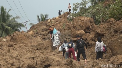 Foto Longsor di Majene yang Tutupi Jalan Trans Sulawesi hingga Bibir Pantai