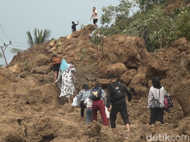 Foto Longsor di Majene yang Tutupi Jalan Trans Sulawesi hingga Bibir Pantai