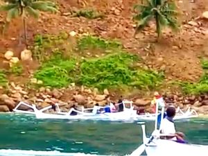 Penampakan Longsor di Majene Tutupi Jalan Trans Sulawesi-Tembus ke Laut