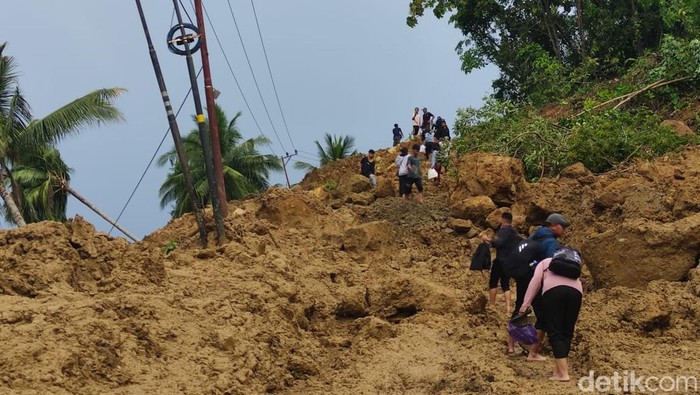 Longsor di Majene membuat kemacetan 3 kilometer.