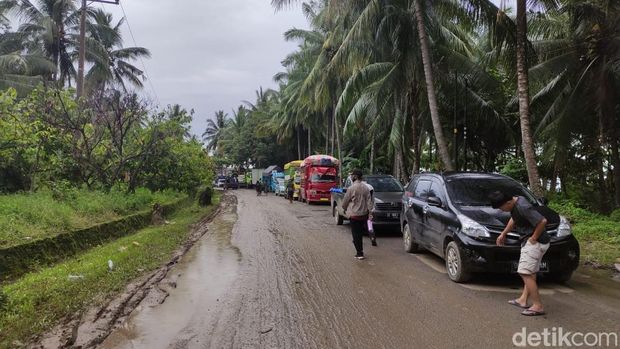 Longsor di Majene membuat kemacetan 3 kilometer.