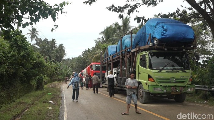 Foto Longsor Di Majene Yang Tutupi Jalan Trans Sulawesi Hingga Bibir Pantai 2417