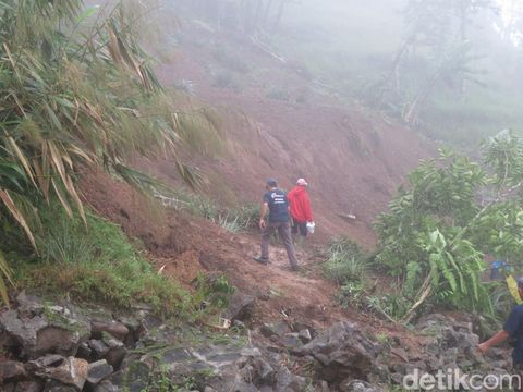 Longsor yang terjadi di Desa Siwarak, Kecamatan Karangreja, Purbalingga, Oktober 2022.